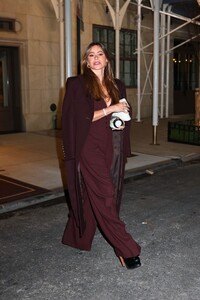 sofia-vergara-dines-at-soho-s-corner-store-01.15.2025-6.jpg