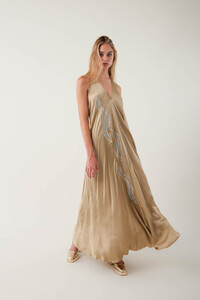 vestido-madona-dorado(1).thumb.jpg.30bce453564979a1fcfcc3ae78b32a03.jpg