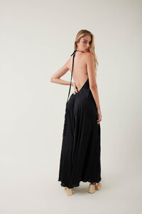 vestido-madona-negro(1).thumb.jpg.9a33744bb6957ca1a465a97e0029571e.jpg