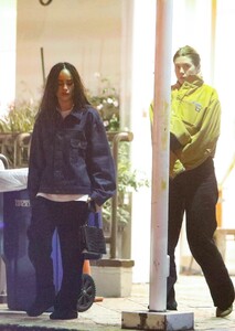 zoe-kravitz-dines-at-sushi-park-in-west-hollywood-12.10.2024-2.jpg
