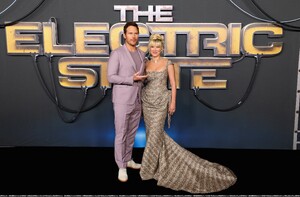 2025-02-25T032732Z_1131072120_RC2E1DA3NSJU_RTRMADP_3_FILM-ELECTRIC-STATE-PREMIERE.jpg