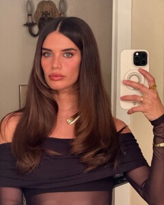 [2025.01.01] sarasampaio_472337310_18484843285058288_8380766288988617724_n.jpg