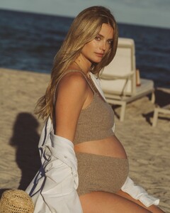 [2025.02.14] isalanaro_479180208_18486454807039497_7343288203244749775_n.jpg