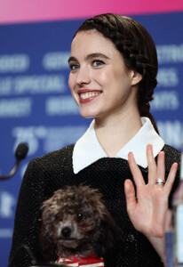 569170919_margaret_qualley-_04.jpg