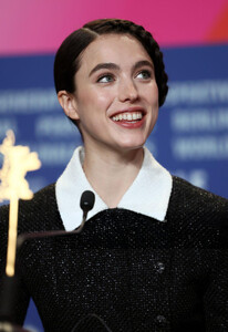 569170939_margaret_qualley-_06.jpg