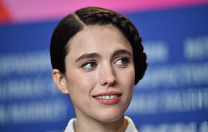569170960_margaret_qualley-_09.jpg
