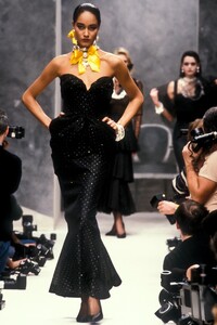 ChristianDior1987HauteCoutureSS17.thumb.jpg.84360301cf28523616ff7436de70914e.jpg