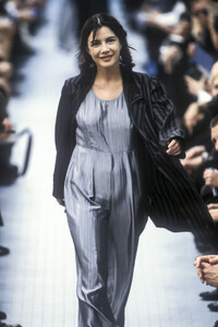 DriesVanNoten1996WomenRTW14.thumb.jpg.90e7138fe4631994faed53ad660925b9.jpg