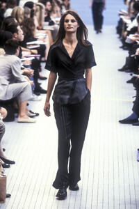 DriesVanNoten1996WomenRTW2.thumb.jpg.d78eec22973ba8ef6f5d6b069e060d13.jpg