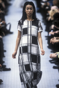 DriesVanNoten1996WomenRTW61.thumb.jpg.89eda3ff8750b9139fe9b3c5152623ec.jpg