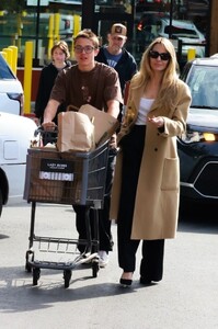 angelina-jolie-and-knox-jolie-pitt-spotted-grocery-shopping-in-los-feliz-02.08.2025-1.jpg