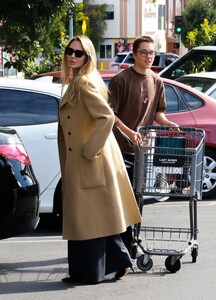 angelina-jolie-and-knox-jolie-pitt-spotted-grocery-shopping-in-los-feliz-02.08.2025-4.jpg