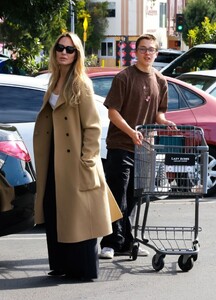 angelina-jolie-and-knox-jolie-pitt-spotted-grocery-shopping-in-los-feliz-02.08.2025-6.jpg