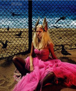 anna-ewers-by-mert-alas-marcus-piggott-for-vogue-paris-august-2014-2.thumb.jpg.efbe671451a121c05dc71fd9b756a7e1.jpg
