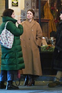 claire-danes-lizzy-caplan-dine-out-in-new-york-12.22.2024-3.jpg