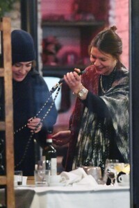 claire-danes-lizzy-caplan-dine-out-in-new-york-12.22.2024-5.jpg