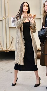 demi-moore-steps-out-with-dog-pilaf-in-santa-barbara-02.09.2025-6.jpg