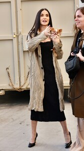 demi-moore-steps-out-with-dog-pilaf-in-santa-barbara-02.09.2025-7.jpg