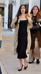 demi-moore-steps-out-with-dog-pilaf-in-santa-barbara-02.09.2025-8.jpg
