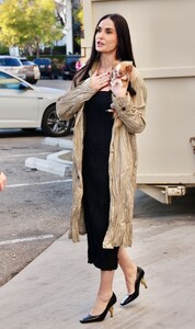 demi-moore-steps-out-with-dog-pilaf-in-santa-barbara-02.09.2025-9.jpg