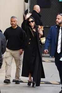 demi-moore-visits-jimmy-kimmel-live-with-dog-pilaf-02.04.2025-0.jpg