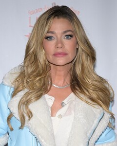 denise-richards-hollywood-christmas-parade-11-26-2023-2.jpg