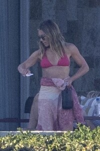 jennifer-aniston-celebrates-new-year-with-beachy-vibes-in-cabo-02.01.2025-1.jpg