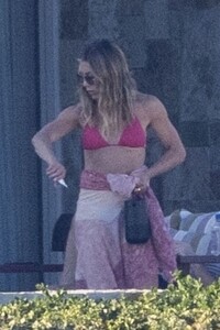 jennifer-aniston-celebrates-new-year-with-beachy-vibes-in-cabo-02.01.2025-3.jpg