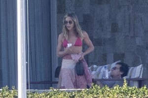 jennifer-aniston-celebrates-new-year-with-beachy-vibes-in-cabo-02.01.2025-4.jpg