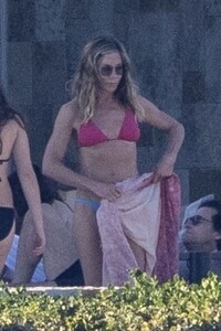 jennifer-aniston-celebrates-new-year-with-beachy-vibes-in-cabo-02.01.2025-6.jpg