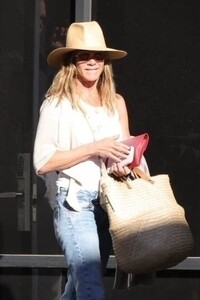 jennifer-aniston-s-cabo-to-la-airport-style-the-perfect-winter-beach-to-city-transition-2.jpg