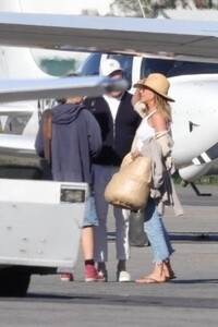 jennifer-aniston-s-cabo-to-la-airport-style-the-perfect-winter-beach-to-city-transition-3.jpg