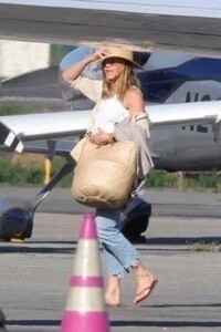 jennifer-aniston-s-cabo-to-la-airport-style-the-perfect-winter-beach-to-city-transition-7.jpg