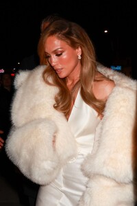 jennifer-lopez-channels-timeless-hollywood-glamour-in-white-chanel-at-star-studded-vanity-fair-soiree-4.jpg