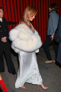 jennifer-lopez-channels-timeless-hollywood-glamour-in-white-chanel-at-star-studded-vanity-fair-soiree-7.jpg