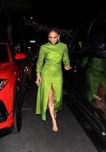jennifer-lopez-shines-in-green-for-manager-s-birthday-bash-2.jpg