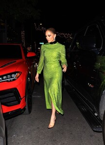jennifer-lopez-shines-in-green-for-manager-s-birthday-bash-3.jpg