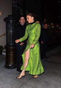 jennifer-lopez-shines-in-green-for-manager-s-birthday-bash-5.jpg