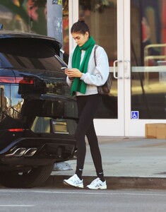 kaia-gerber-seen-post-spa-treatment-in-los-angeles-01.21.2025-3.jpg