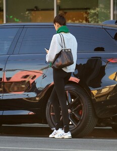 kaia-gerber-seen-post-spa-treatment-in-los-angeles-01.21.2025-4.jpg