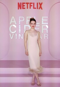 kaitlyn-dever-attends-apple-cider-vinegar-world-premiere-in-sydney-03.02.2025-3.jpg