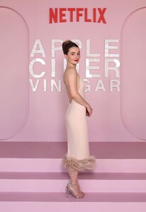 kaitlyn-dever-attends-apple-cider-vinegar-world-premiere-in-sydney-03.02.2025-4.jpg