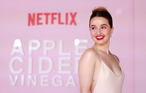 kaitlyn-dever-attends-apple-cider-vinegar-world-premiere-in-sydney-03.02.2025-7.jpg