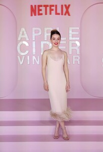 kaitlyn-dever-attends-apple-cider-vinegar-world-premiere-in-sydney-03.02.2025-9.jpg