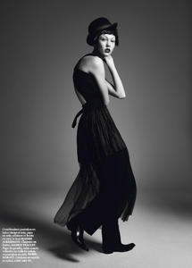 karlie-kloss-by-david-sims-for-vogue-paris-march-2014-5.thumb.png.df1f740a653bc1518b5403197c5bf7fa.png