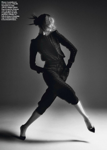 karlie-kloss-by-david-sims-for-vogue-paris-march-2014-8.thumb.png.30169478480c21c2a737008ecfc28836.png