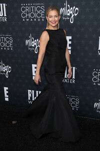 kate-hudson-at-30th-annual-critics-choice-awards-5.jpg