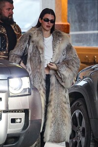 kendall-jenner-dines-in-fur-jacket-at-little-nell-s-02.06.2025-0.jpg