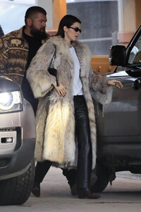 kendall-jenner-dines-in-fur-jacket-at-little-nell-s-02.06.2025-4.jpg