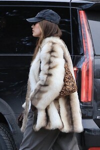 kendall-jenner-dines-in-fur-jacket-at-little-nell-s-02.06.2025-7.jpg